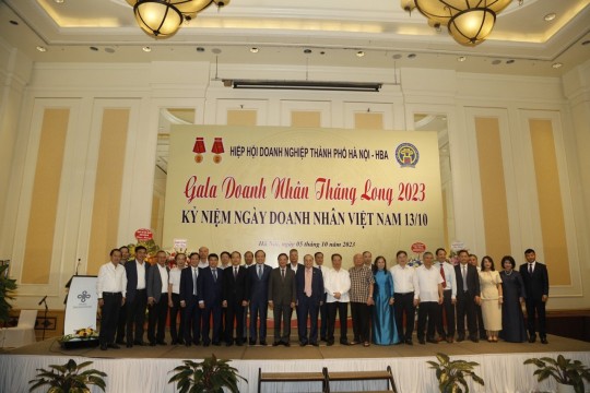 HANEL VÀ LÃNH ĐẠO HANEL VINH DỰ NHẬN BẰNG KHEN CỦA LIÊN ĐOÀN THƯƠNG MẠI VÀ CÔNG NGHIỆP VIỆT NAM